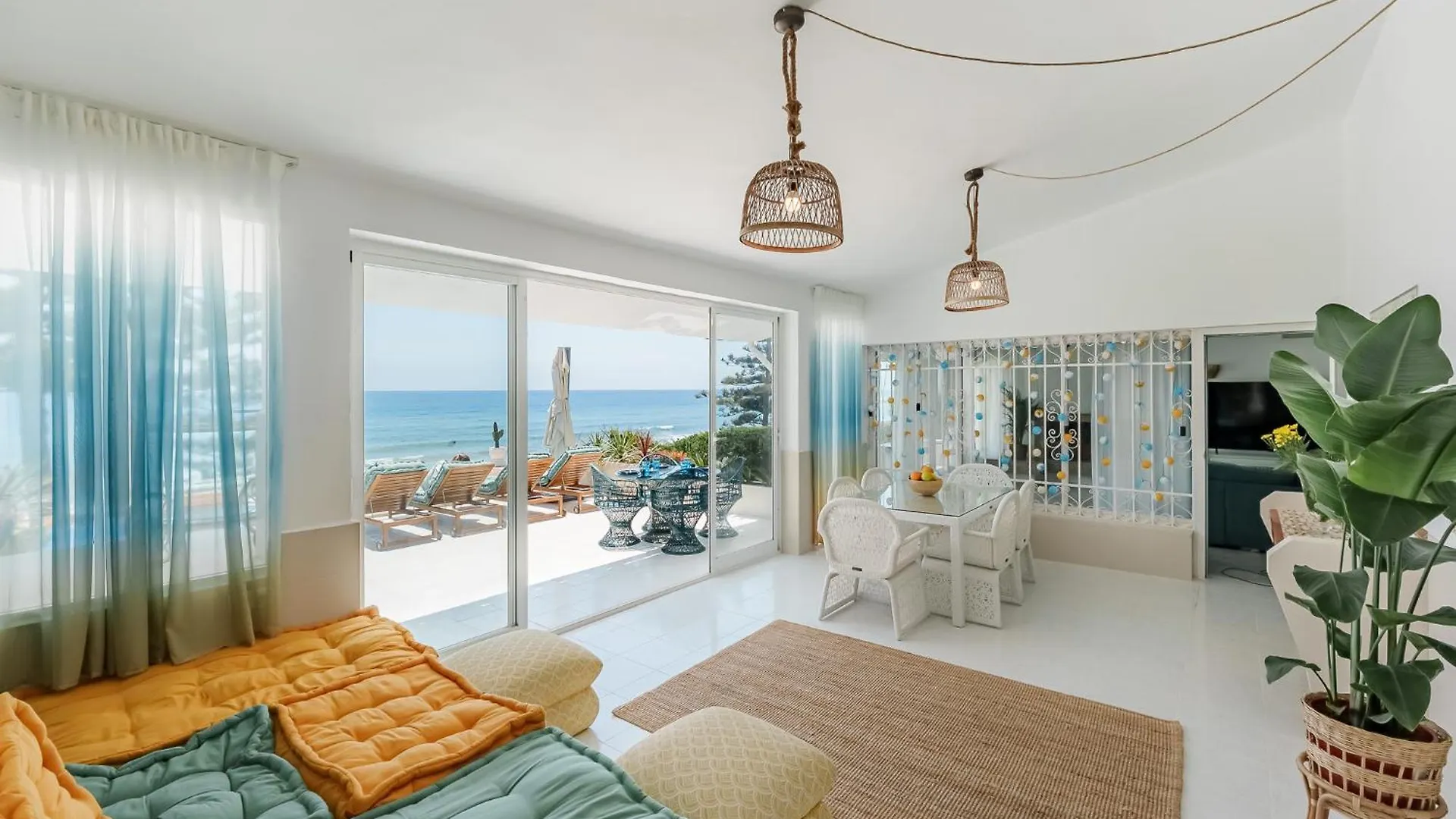 Villa Calmamar Cabopino Beachfront In Marbella 0*,  Espanha