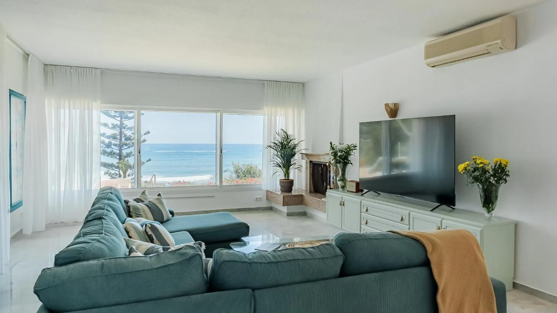 Villa Calmamar Cabopino Beachfront In Marbella Espanha