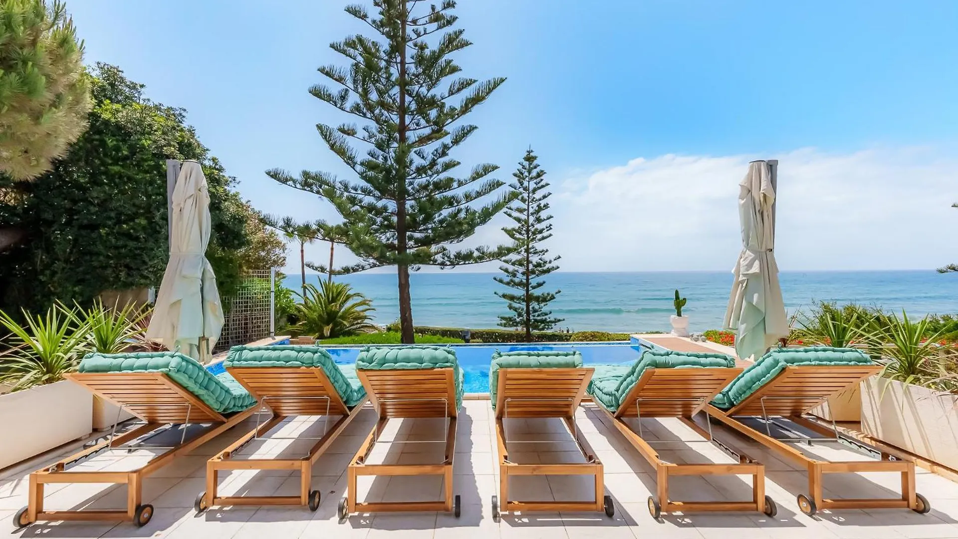 Villa Calmamar Cabopino Beachfront In Marbella location